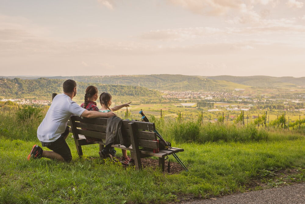 Familie mit Blick übers Remstal