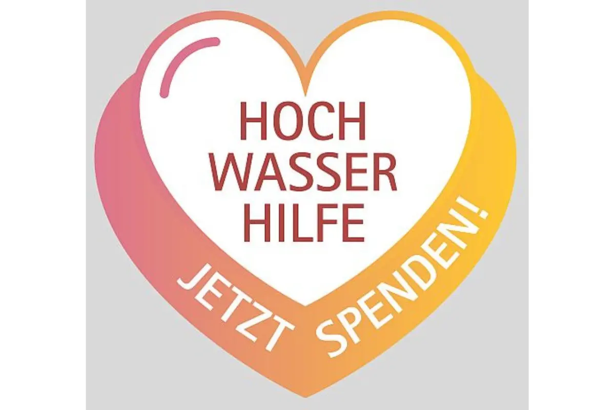 Herzförmiges Logo mit Farbverlauf von Rosa zu Gelb. In der Mitte steht in roten Großbuchstaben: 'HOCH WASSER HILFE'. Am unteren Rand des Herzens steht in weißer Schrift: 'JETZT SPENDEN!