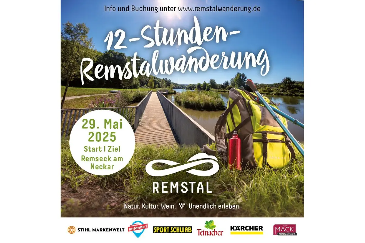 Holzbrücke über einen Fluss in einer grünen Landschaft, im Vordergrund ein gelber Wanderrucksack mit Wanderstöcken und roter Trinkflasche auf Gras. Oben steht in weißer Schrift: '12-Stunden-Remstalwanderung'. Links ein Kreis mit grüner Schrift: '29. …